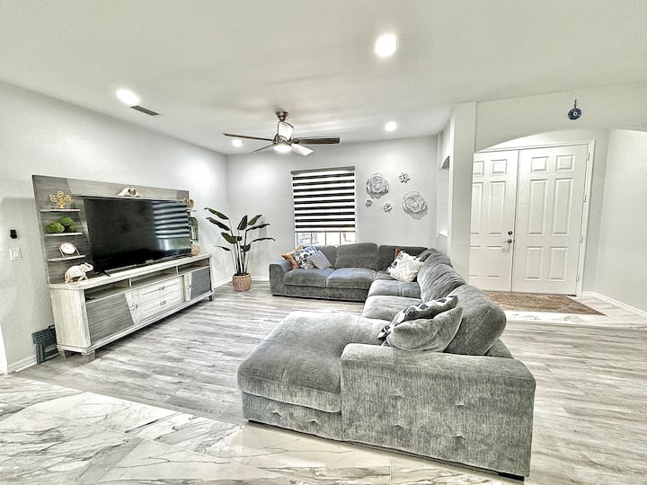 New North Port Stay: Heated Pool - 5 Bed - No Pets - North Port, FL
