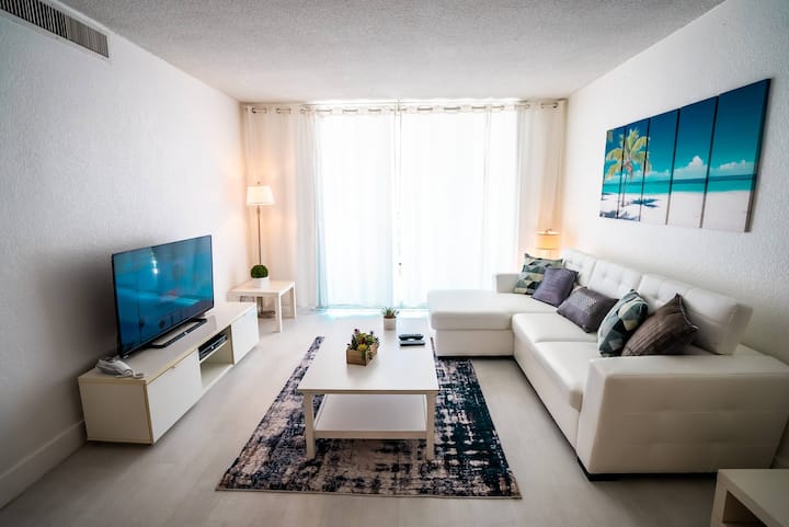Beachfront Apt | Hollywood, 6th Floor + Pool - Hollywood, FL