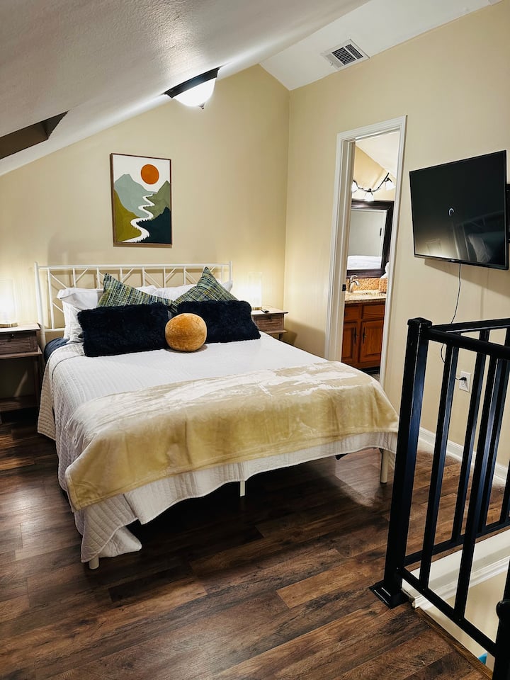 Esta acogedora habitación está ubicada en el loft del segundo piso con vistas a la sala de estar. También tiene baño adjunto y vestidor.