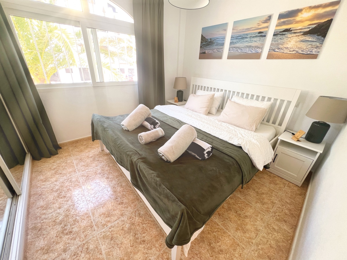 Поголемата спална соба има брачен кревет (широк 1,80 m × 2 m). Во големиот плакар може да се сместат сите работи што ги носите.