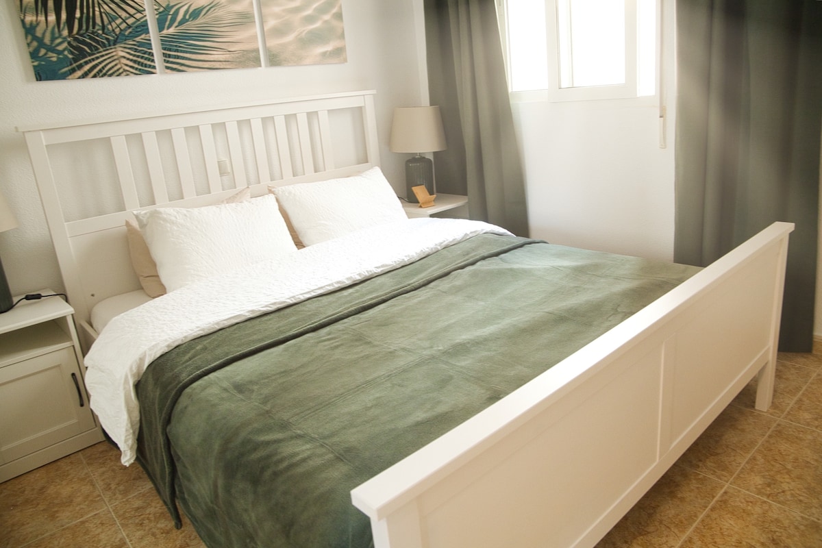 Во помалата од двете спални соби има кревет со димензии 160 x 200 и голем вграден плакар во кој може да се смести сѐ што сте донеле од дома. Оваа соба е свртена кон дворот.