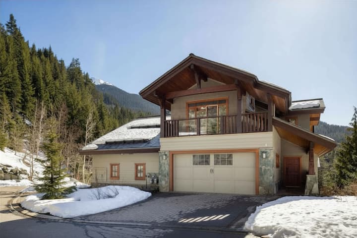 Mountain Retreat W/ Ac, Bike Storage & Hot Tub - Whistler