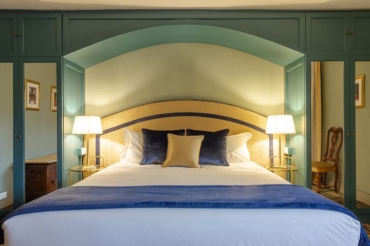 Uffizi Palace Centro elegant apartment + parking