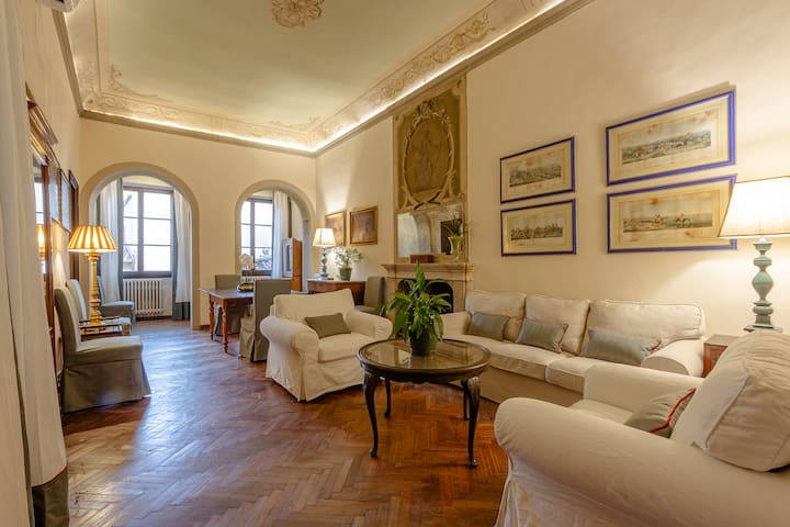 Uffizi Palace Apartment + Garage