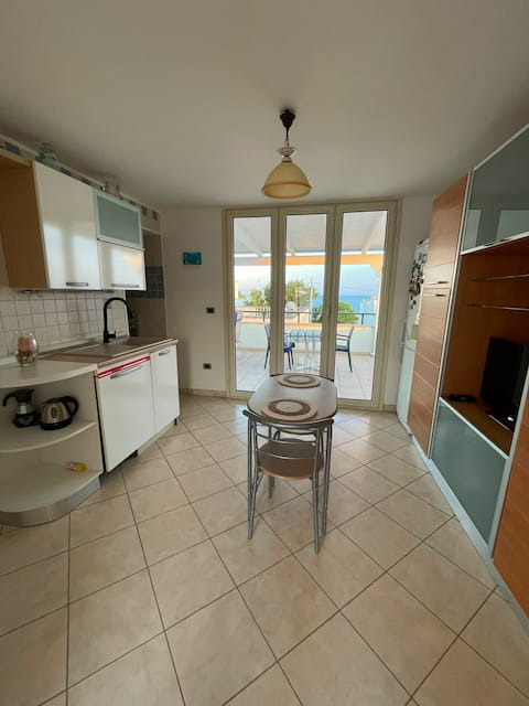 Proprietà Airbnb di successo: Casa Donatella: Sea-View Terrace & Fast Wi-Fi a Castrignano Del Capo