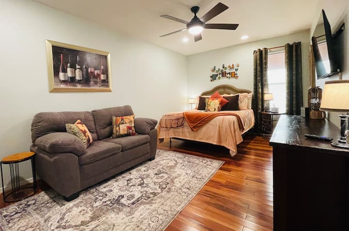 suite de invitados con cama tamaño queen y sala de estar