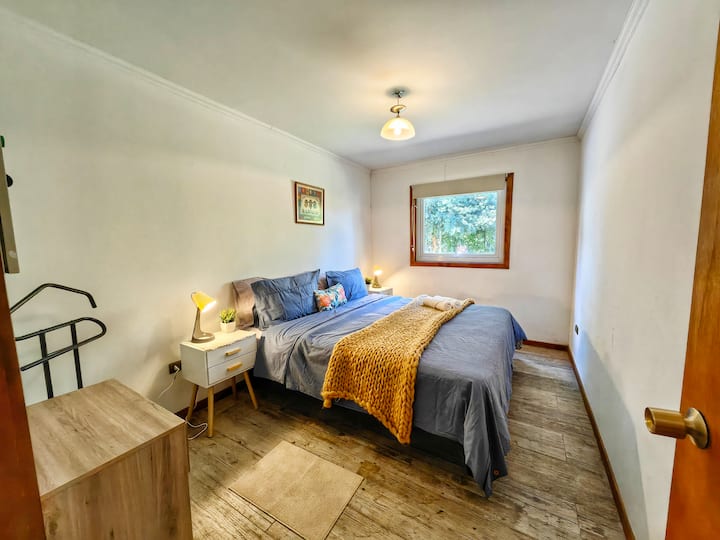 Ამ ნომერში არის სასტუმროს სტანდარტული საწოლი, რომელიც შეიძლება გაიყოს ფუძეები, რომ ხელმისაწვდომი იყოს 2 ერთადგილიანი საწოლიც. 