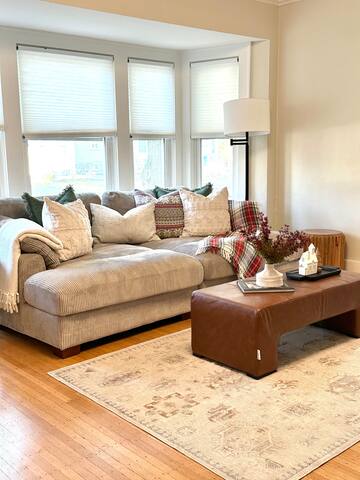 3BR Summer Escape – WiFi, Games, Backyard, BBQ gallery image 4