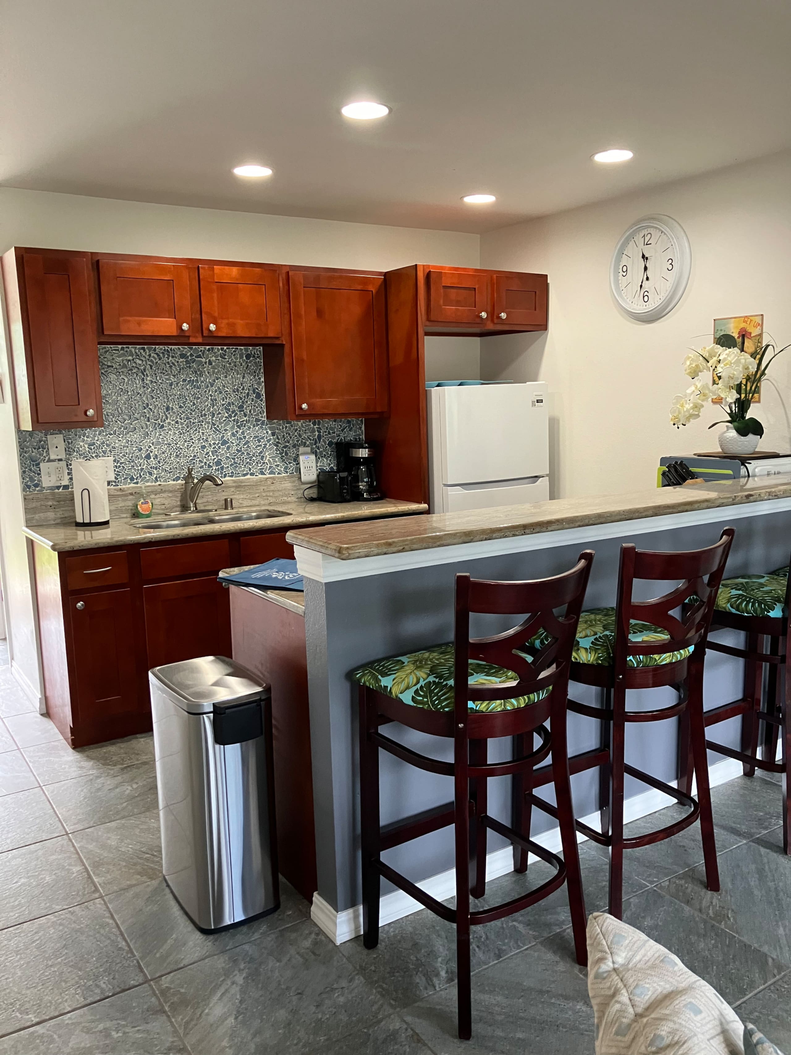 Breezy 2 BR / AC / Poolside / Near to Beach - Image 11