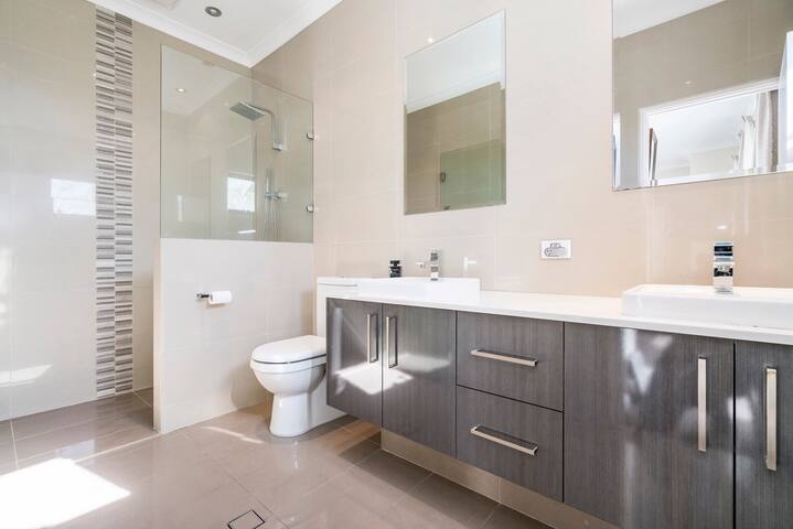 Amazing executive home in North Perth gallery image 4