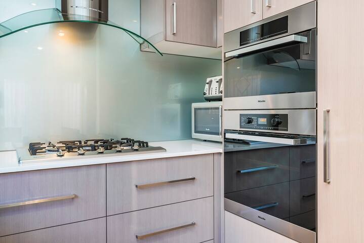 Amazing executive home in North Perth gallery image 2