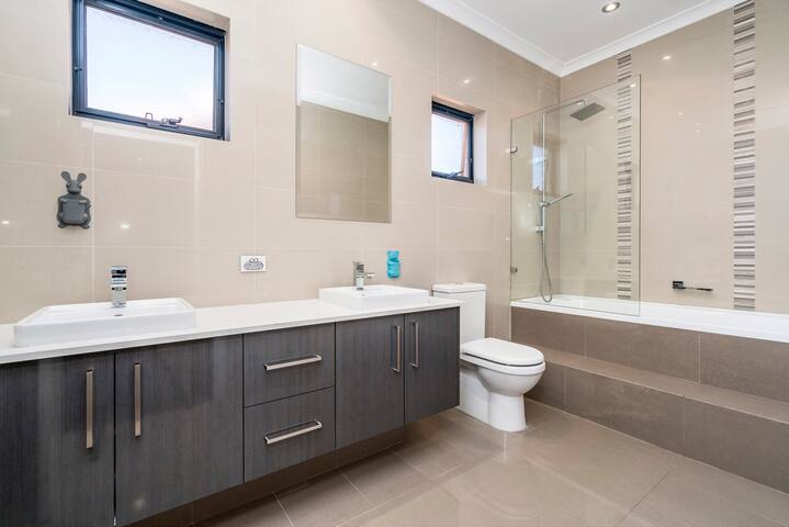 Amazing executive home in North Perth gallery image 3
