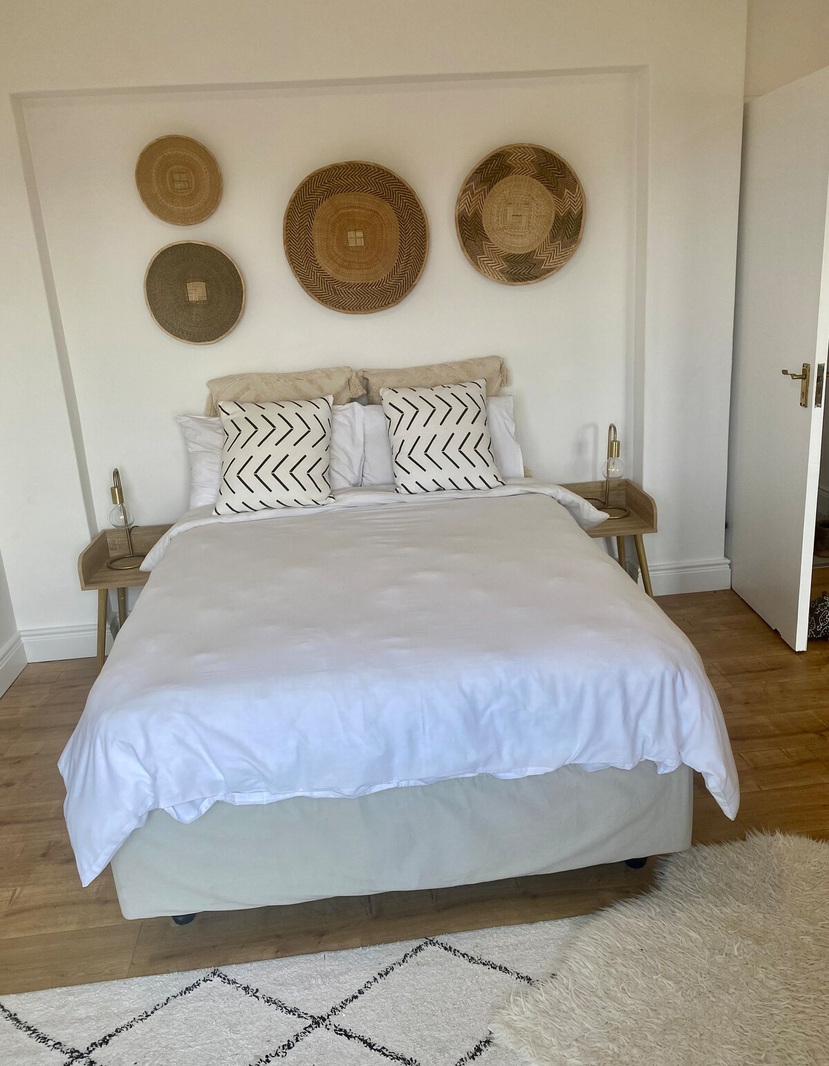 מיטה זוגית נוחה בחדר השינה הראשי הגדול.