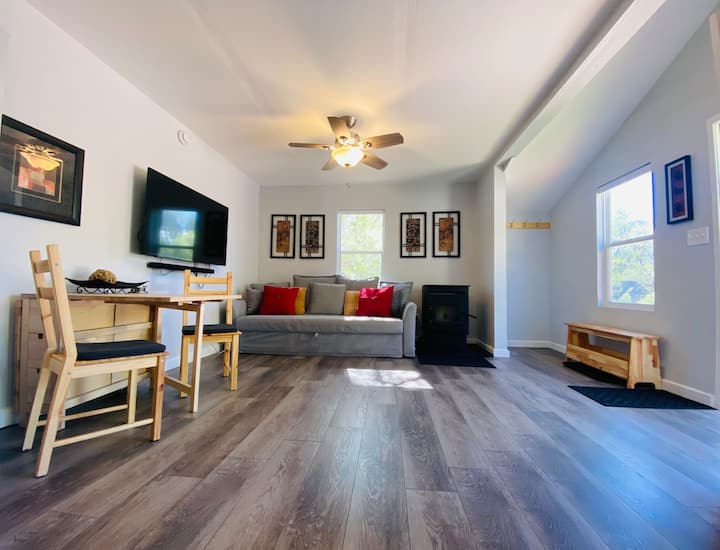 Ფართო ღია კონცეფციის მისაღები ოთახი და სასადილო სივრცე. 