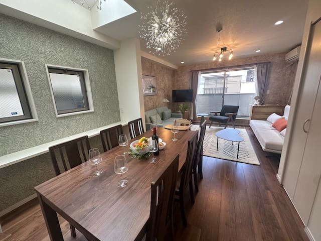 【駅徒歩5分】128㎡/渋谷駅まで3駅15分/新宿駅まで2駅7分/送迎手配/3寝室！