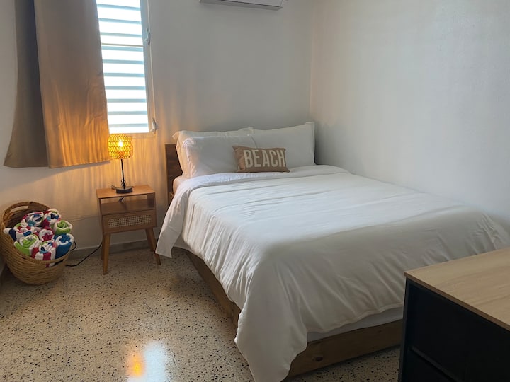 Cama de tamaño completo para un máximo de dos huéspedes con cama nido individual a continuación. 
