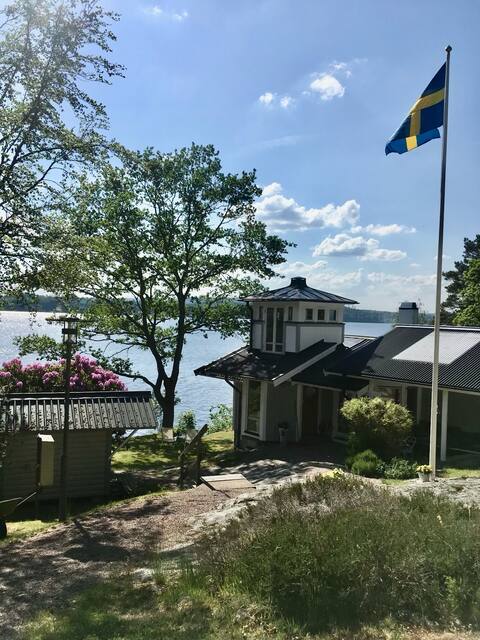 Idyllic summerhouse by the lake Sommen.
