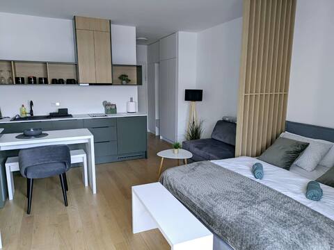 New Modern Studio, Free Parking, Prime Location