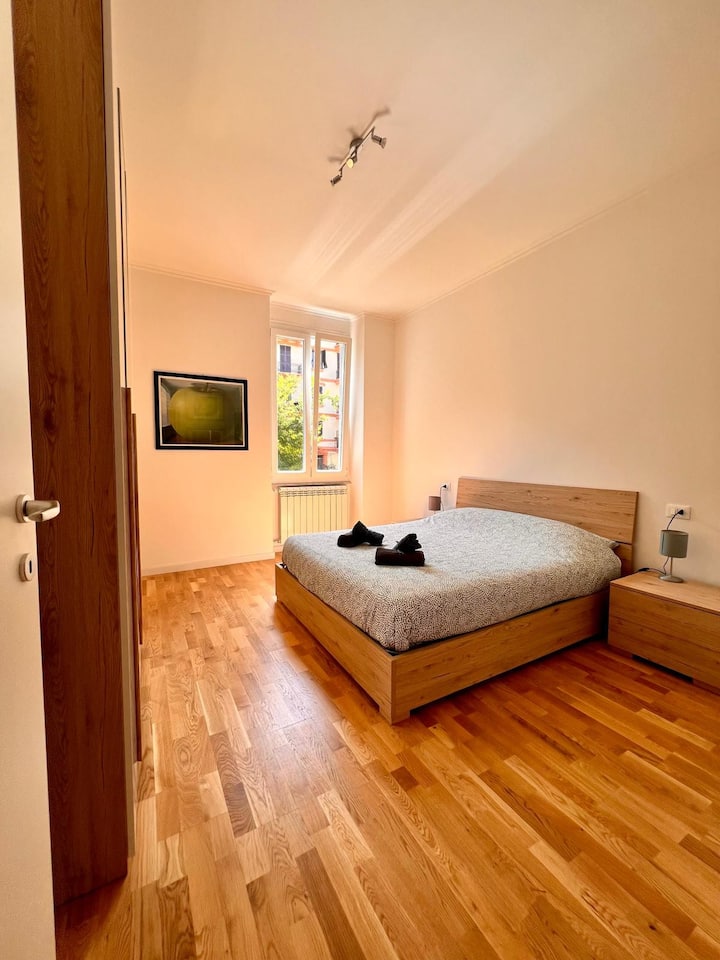 Დიდი ოთახი ორადგილიანი საწოლით და ცალკე სააბაზანო საშხაპით. Დიდი კარადა და დამატებითი ფასით სარგებლობის შესაძლებლობა მიეცით სასმელს ოთახის სიგანის გათვალისწინებით.