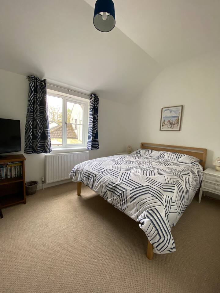 King size bed, TV, wardrobe  space for your belongings.