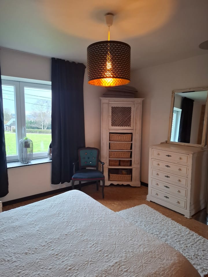 אתם יכולים לראות את המכונית והאופנוע מהחדר שלכם