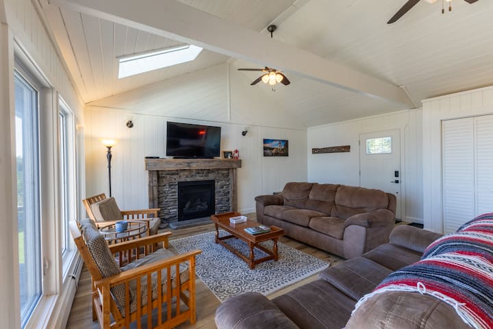 Waterfront On Lake Huron-hot Tub, Sauna, Canoe - Tobermory