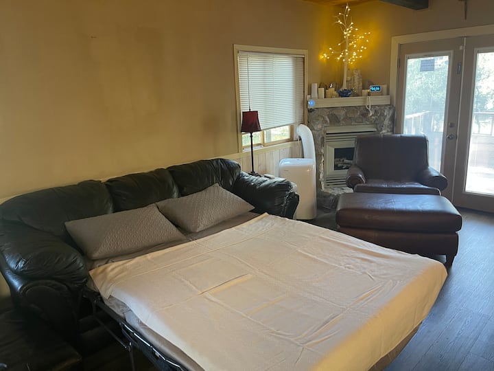 Преобразува се към удобен разтегателен диван с подобрен матрак с мемори пяна и опорна дъска. Когато е правилно коригиран, той ще защити гърба ви от опорните решетки, намиращи се в други дивани.