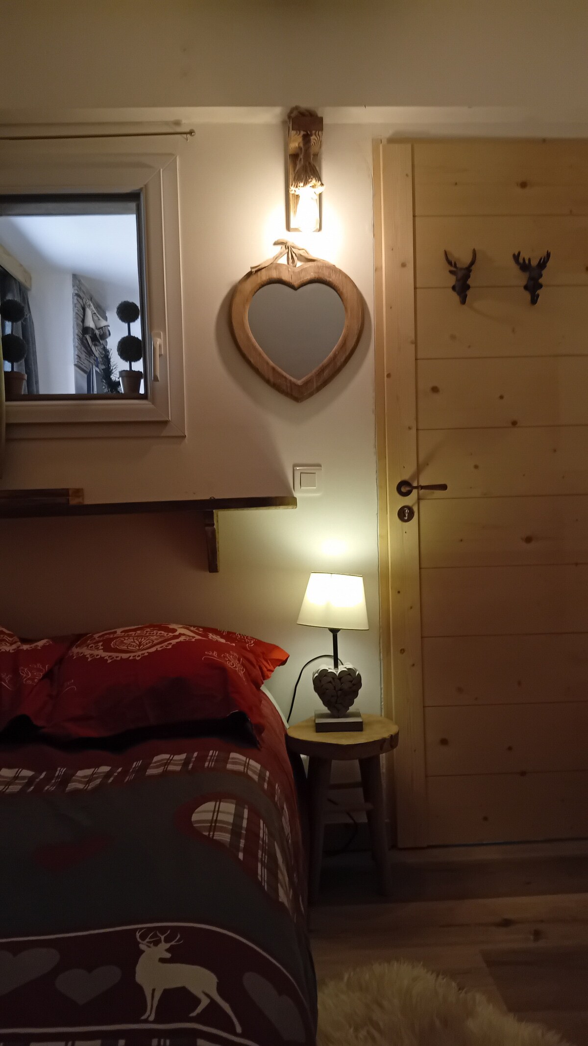 Осветление в планински стил + дървени огледала + дървено нощно шкафче във всички стаи