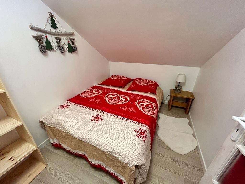 1 легло 140x200 с добро спално бельо (истинска пухена завивка 220×240). 
1 място за съхранение + 1 чекмедже под леглото +1 нощно шкафче +6 закачалки за палта
 Прозорец със завеса за затъмняване
1 огледало