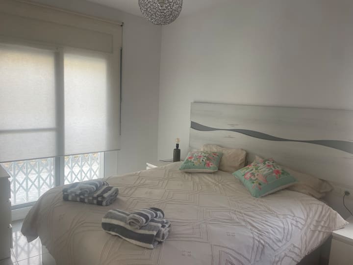 בחדר הזה יש יציאה מהמרפסת והרבה אור. אתם תישנו טוב מאוד כי יש בו מזרן טוב והוא 1.50 . משם אפשר לראות את הילדים בבריכה או בגינה. 