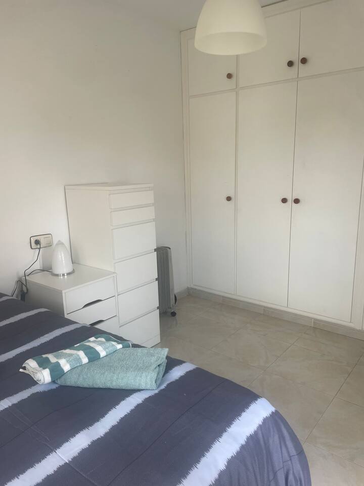 יש בו חלון ומרפסת עם  הרבה אור.