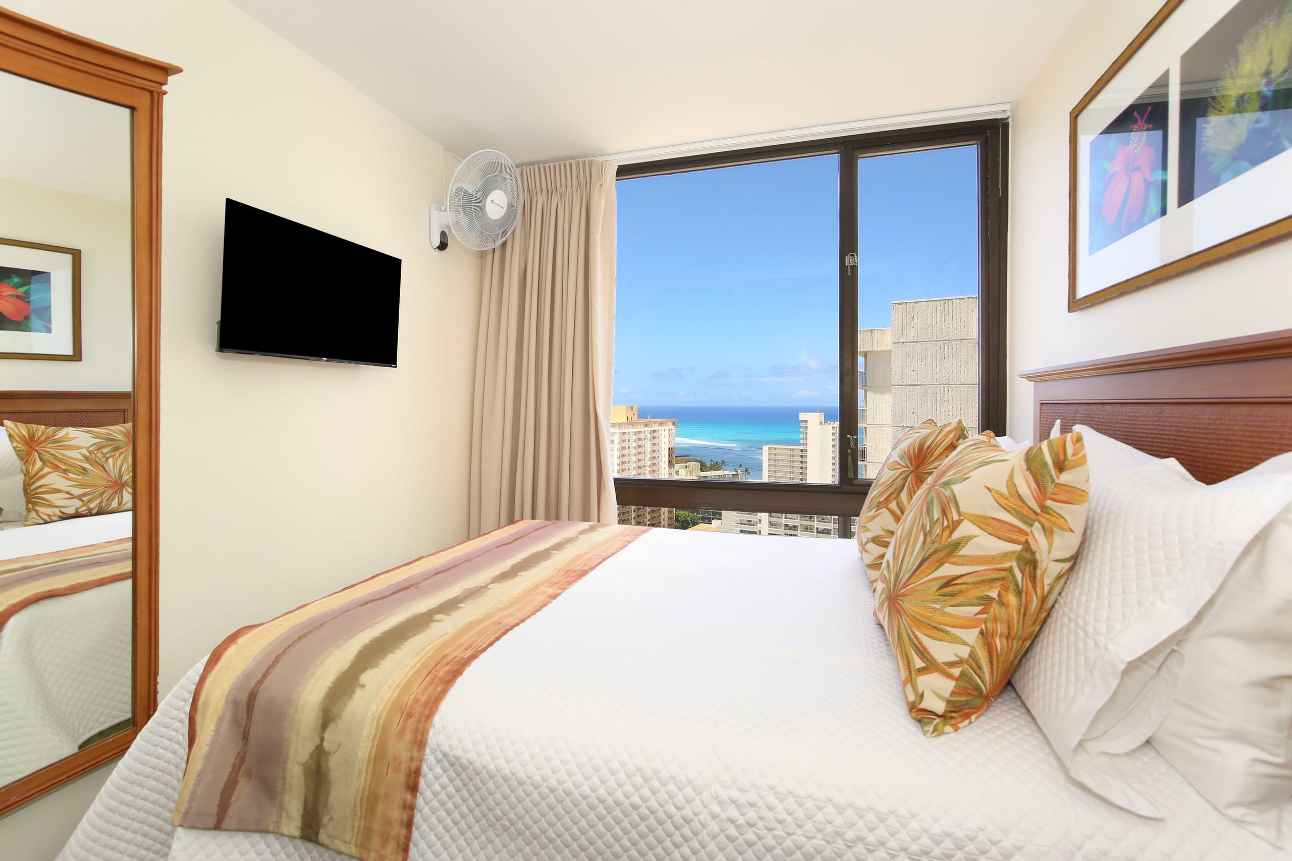 Condo in Honolulu · ★5.0 · 2 bedrooms · 4 beds · 1 shared bath - Image 11
