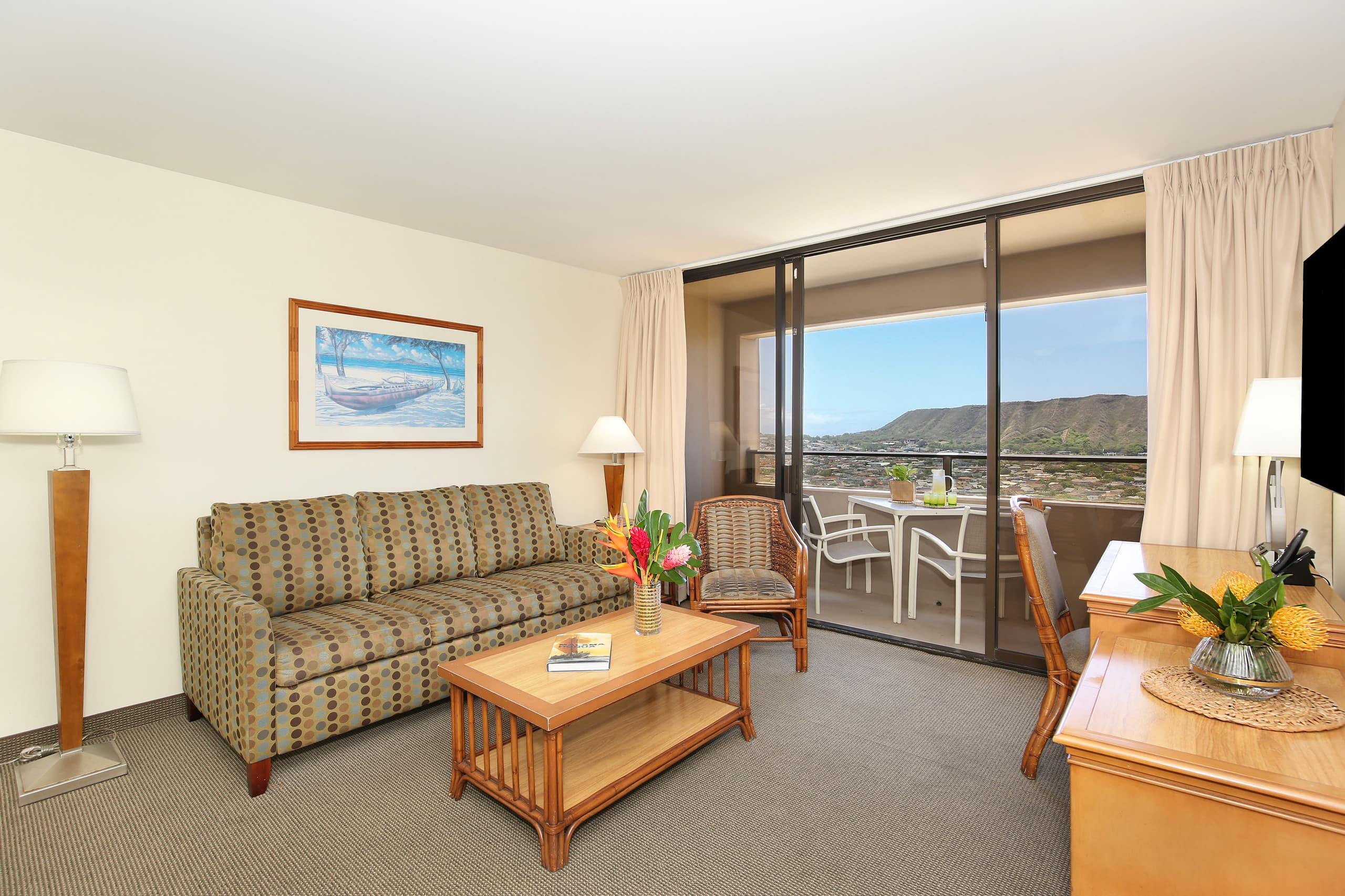 Condo in Honolulu · ★5.0 · 2 bedrooms · 4 beds · 1 shared bath - Image 2