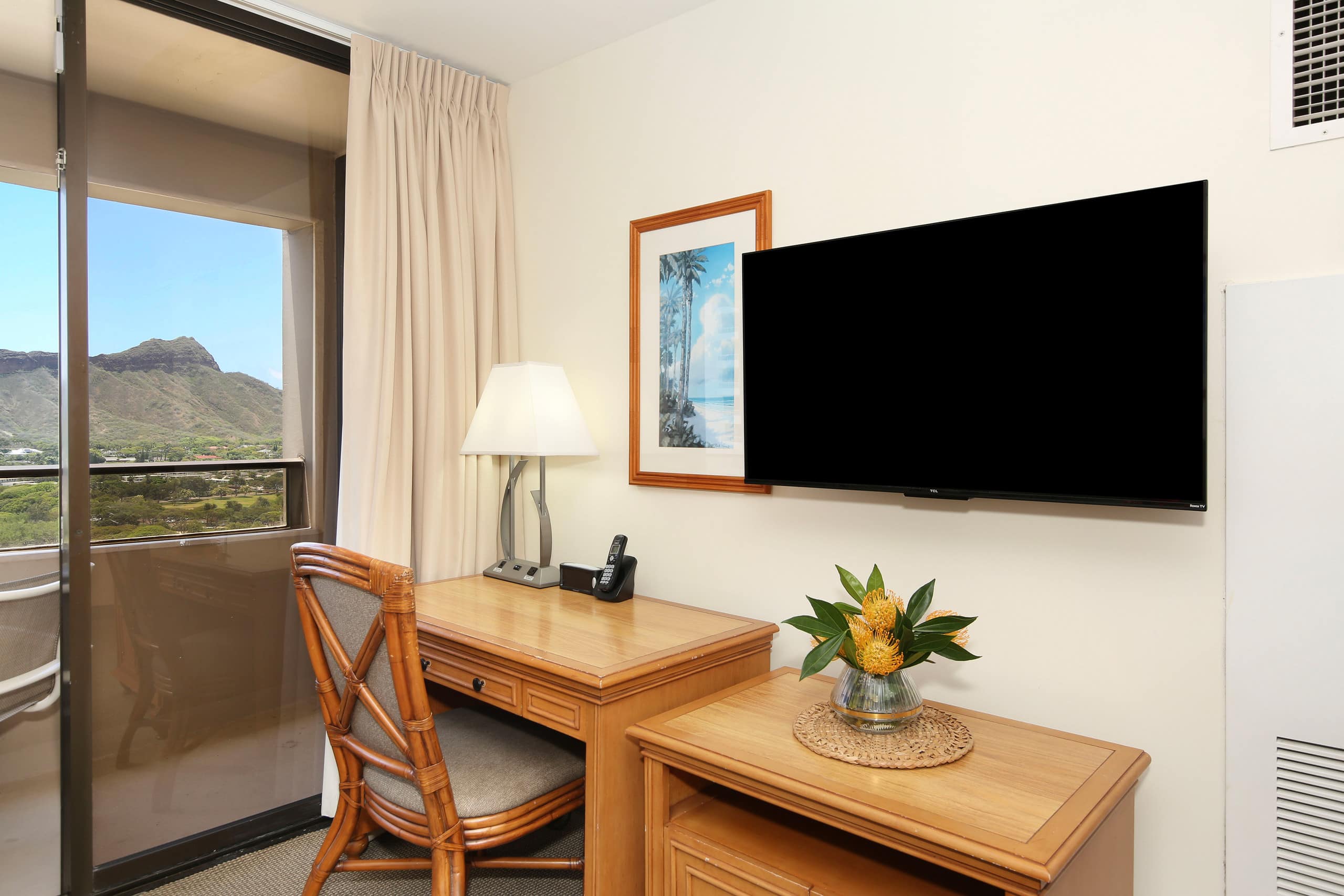 Condo in Honolulu · ★5.0 · 2 bedrooms · 4 beds · 1 shared bath - Image 3