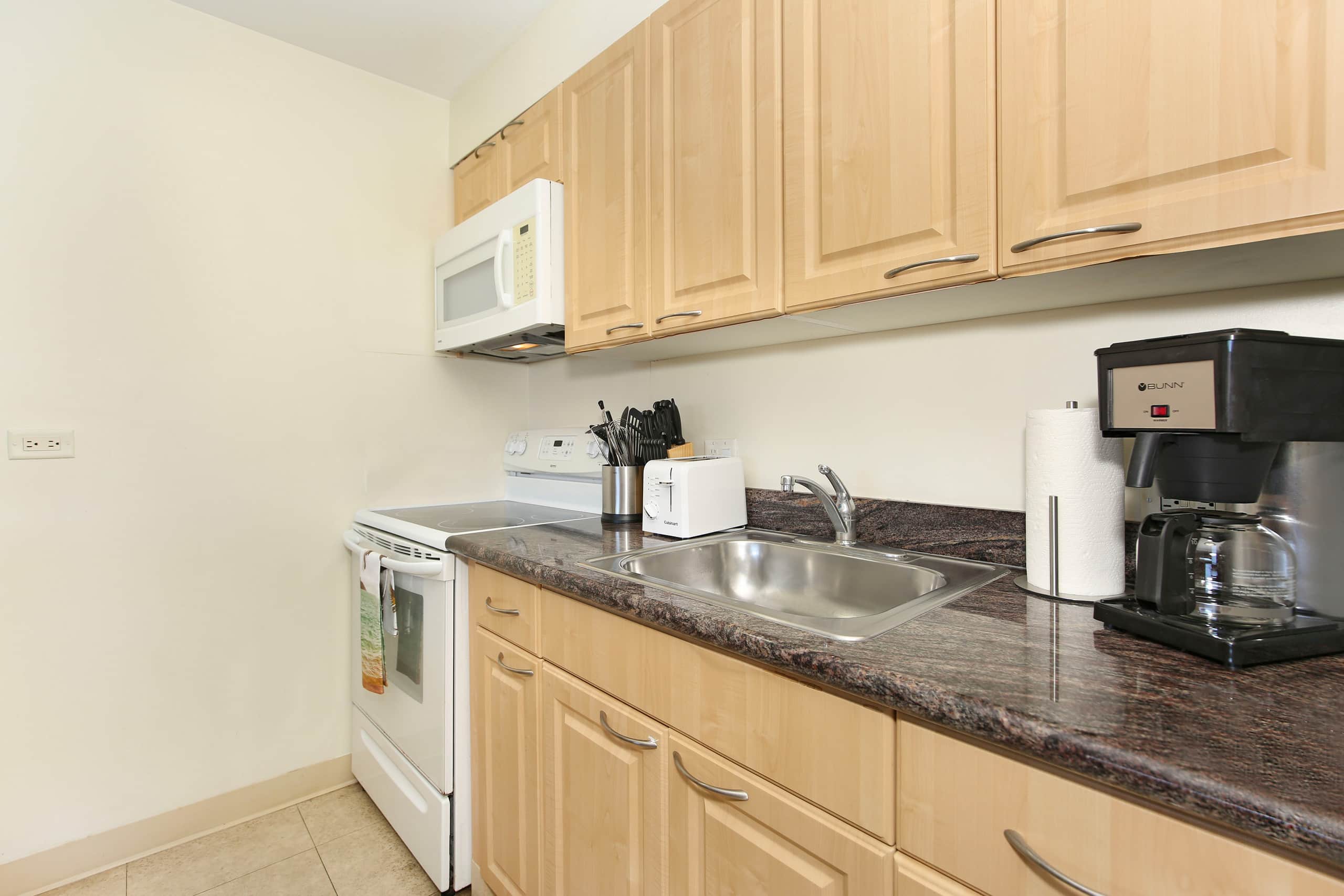 Condo in Honolulu · ★5.0 · 2 bedrooms · 4 beds · 1 shared bath - Image 6