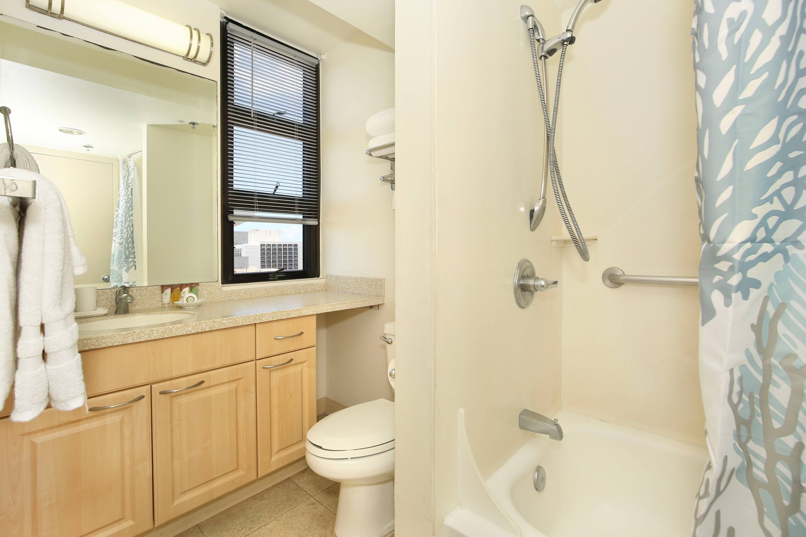 Condo in Honolulu · ★5.0 · 2 bedrooms · 4 beds · 1 shared bath - Image 13