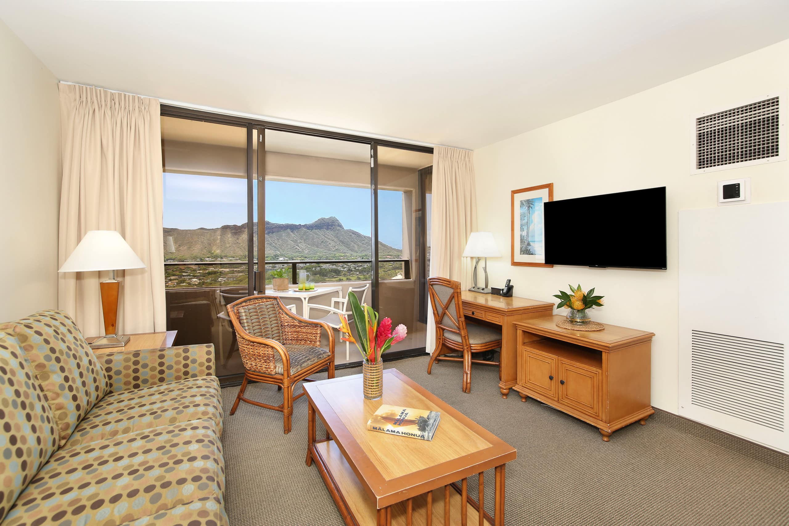 Condo in Honolulu · ★5.0 · 2 bedrooms · 4 beds · 1 shared bath - Image 1