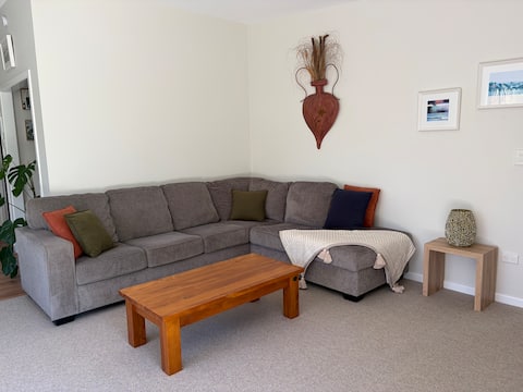Popular Airbnb listing: Warm, sun filled apartment in Wānaka