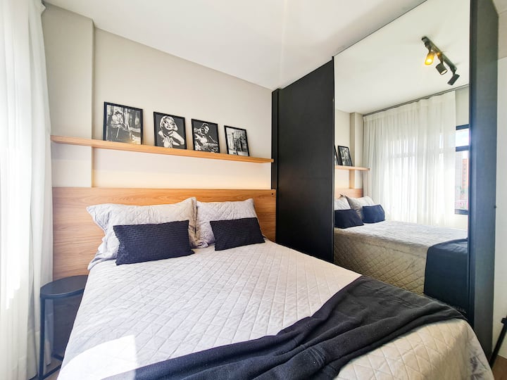 Comfortabel tweepersoonsbed met veren in zakken