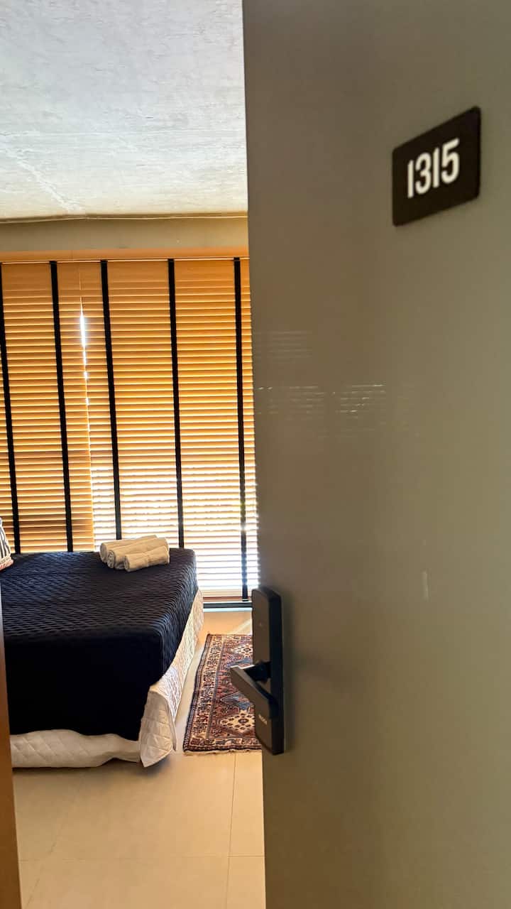 Მოგესალმებით, ოთახი 1315.
Სტუდიოს ტიპის ბინა, აპარტამენტი.