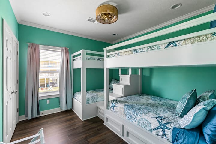 Dhoma e gjumit 4 - flenë maksimumi 6 (një grup krevatësh dopio dhe një grup krevatësh dopio "queen")