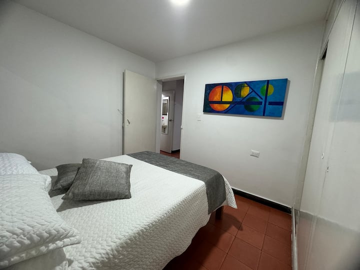 ห้องนอนหลักพร้อมเตียงคู่ขนาด 140 x 190 
และตู้เสื้อผ้า
ห้องน้ำอยู่ภายนอกและใช้ร่วมกันได้ 3 ห้องนอน 