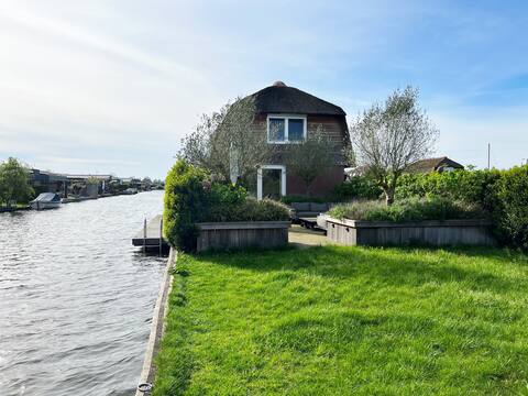 Holiday home directly on waterfront