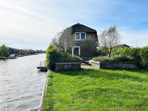 Holiday home directly on waterfront