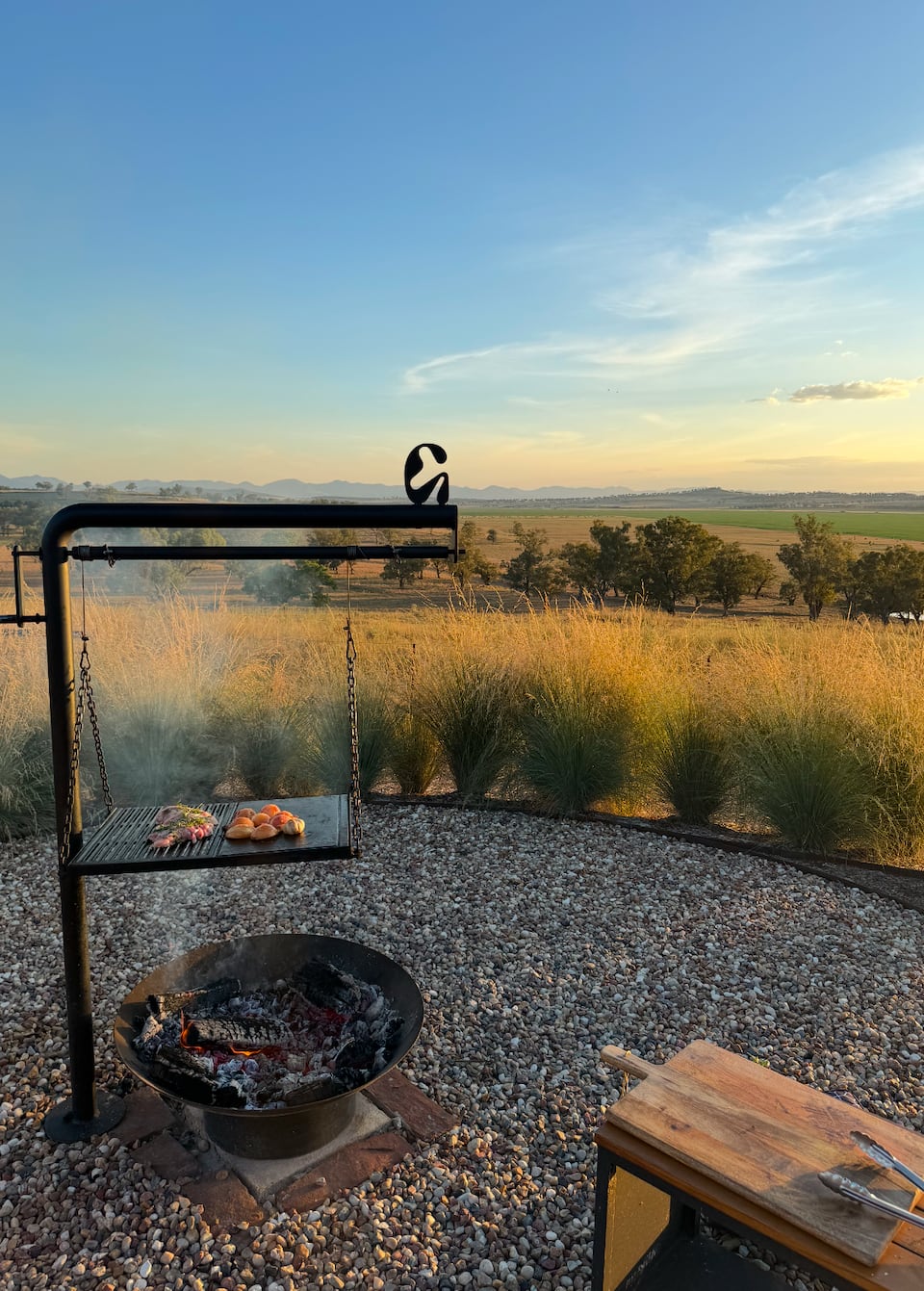 An architect's off-grid hut on a cattle farm, Quirindi, New South Wales, Australia, photo 2 of 10