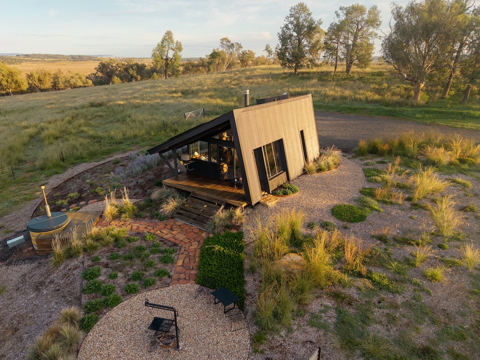 An architect's off-grid hut on a cattle farm, Quirindi, New South Wales, Australia, photo 5 of 10