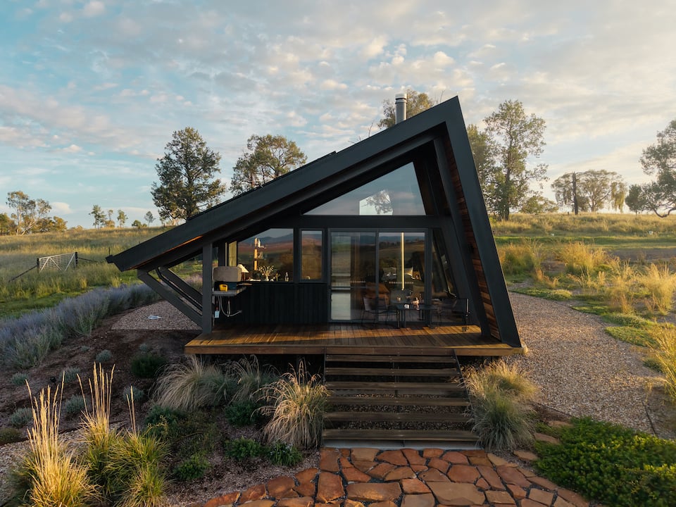 An architect's off-grid hut on a cattle farm, Quirindi, New South Wales, Australia, photo 1 of 10