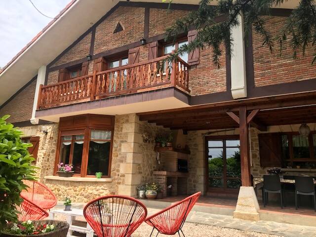 15 km Vitoria/38 km Bilbo/15 plazas, BBQ y jardin