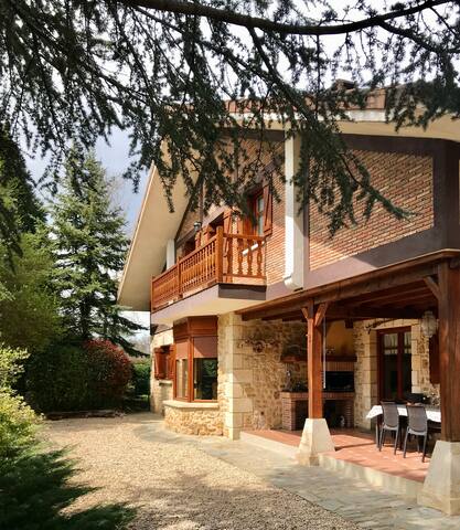 15 km Vitoria/38 km Bilbo/15 plazas, BBQ y jardin gallery image 3