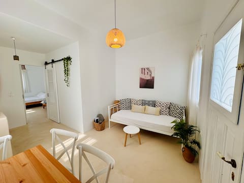 Top performing Airbnb: Walk The View Apartment with yard in Chora in Δήμος Ιητών